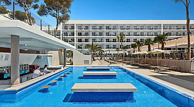 Entspannen können die Gäste an der neuen Swim-up-Poolbar