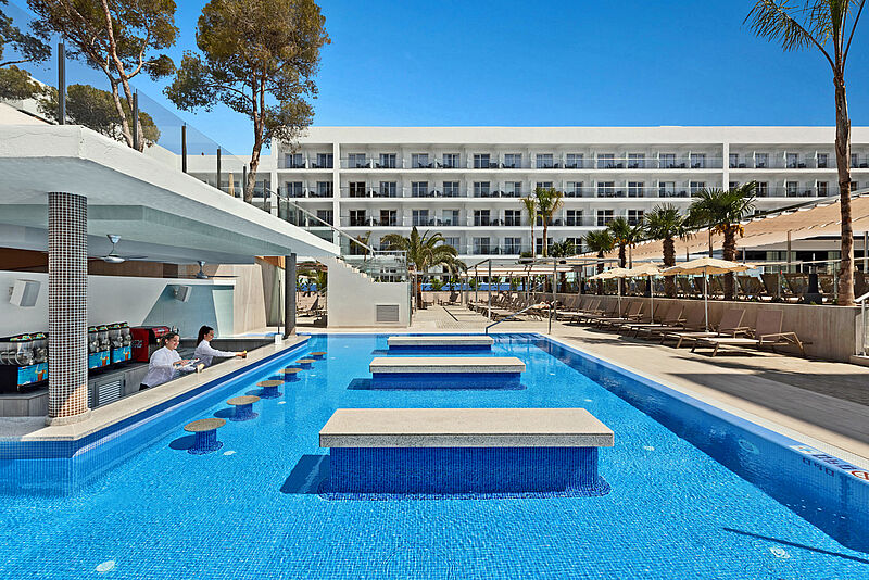 Entspannen können die Gäste an der neuen Swim-up-Poolbar