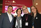 Zu Gast am Stand von JT Touristik: Stefan Berg von Traveltainment mit Bianca Peters (touristik aktuell), Jeanette Buller (JT Touristik) und Katja Hasselkus (Hasselkus PR)