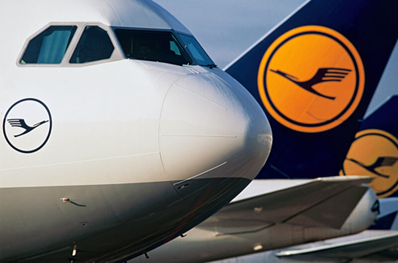 Schlechte Zeiten für den Kranich: Bei Lufthansa brechen Umsatz und Gewinn ein.