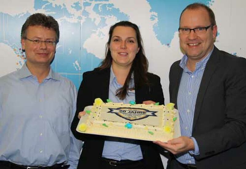 Eine Torte zum Jubiläum: Tom Fecke (re.) mit der neuen Marketing-Chefin Stefanie Hegener und Vertriebschef Ralf Wernicke
