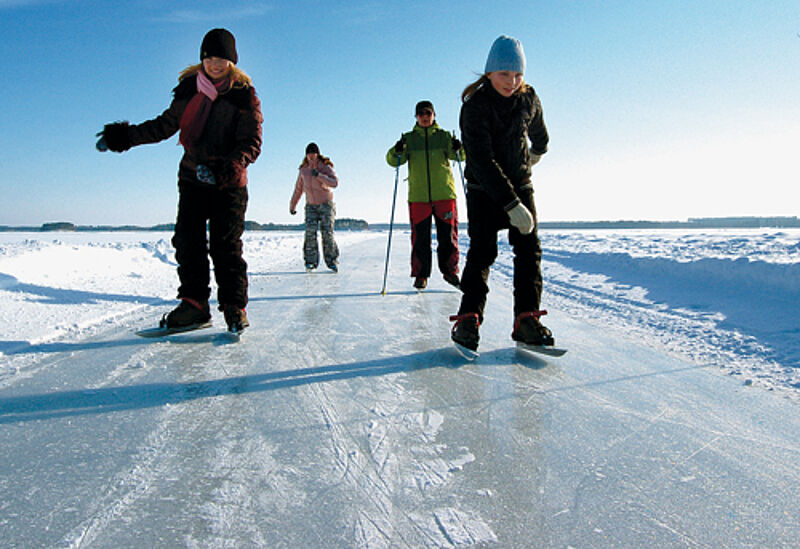 Auf den dick zugefrorenen finnischen Seen kann man gut Eislaufen.