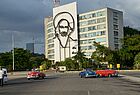 Auf der Plaza de la Revolucion in Havanna findet sich auch das Wandbild von Camillo Cienfuegos