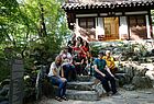 Gruppenbild im lauschigen Tempel Gilsangsa in Seoul