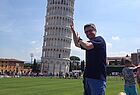 Wer wollte, konnte vor dem Abflug noch den Schiefen Turm von Pisa stützen wie hier Mirko Brücher (Karstadt Reisebüro, Siegen) - Foto: Mirko Brücher