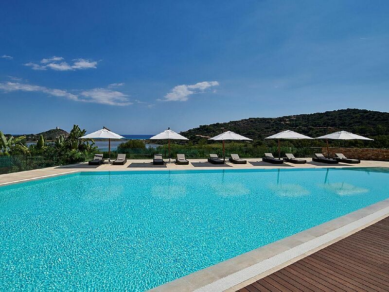 Einer der Pools im Conrad Chia Laguna Sardinia. Foto: Hilton