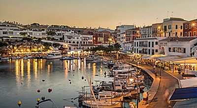 Hafen von Es Castells auf Mallorca bei Sonnenuntergang