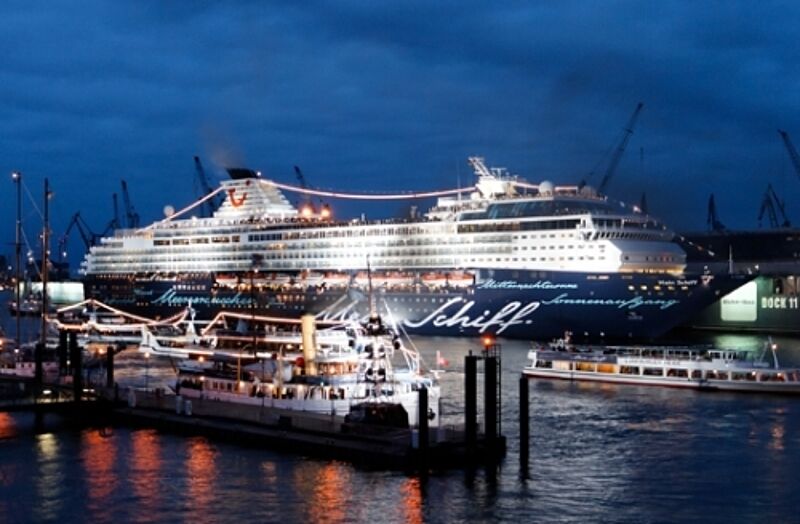 Dutzende Barkassen waren mit dabei, als die Sängerin Ina Müller am Freitag Mein Schiff taufte