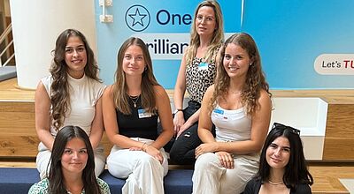 Auch Azubis kamen zum Marketing-Tag: Lucy Sauer (vorne, links), Maja Pietrek (vorne, rechts) sowie (hinten, von links) Blenda Mahmuti, Mona Hillebrand, Nia Sundermeier und Carina Iseke. Foto: TUI