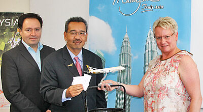 Bei der Verlosung: Mohamed Amin Yahya (Mitte), Direktor von Tourism Malaysia in Frankfurt, mit den Marketing-Verantwortlichen Jose Ramirez Santoyo und Christine Martin