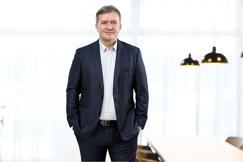 Mann im blauen Anzug mit weißem Hemd