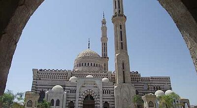 FTI baut auf der Sinai-Halbinsel in Sharm el Sheikh - hier die Al-Mustafa-Moschee- das Angebot aus