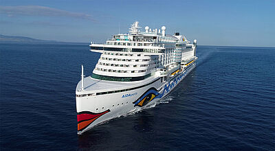 Die Kussmundmarke nimmt Kurs auf Veranstaltungsorte in Deutschland, Österreich und der Schweiz Das Kreuzfahrtschiff Aida Perla mit dem charakteristischen roten Kussmund am Bug und einem blau-gelbem Auge am seitlichen Rumpf fährt über dunkelblaues Meer.