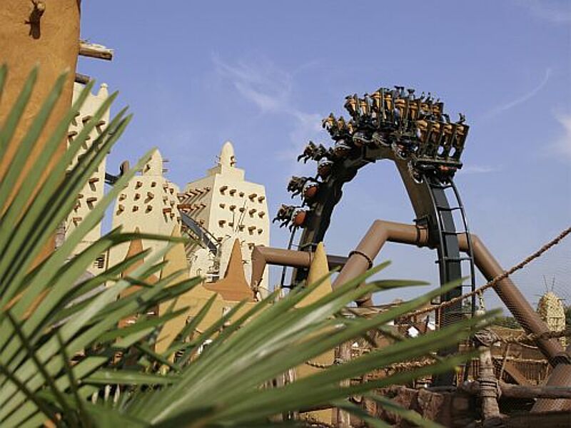 Nervenkitzel auf höchstem Niveau: Die Achterbahn "Black Mamba" im Phantasialand trägt den Titel "Beste Achterbahn". Foto: Phantasialand