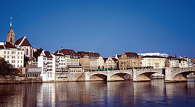 Schon vom Wasser aus ist Basels Charme zu erahnen.