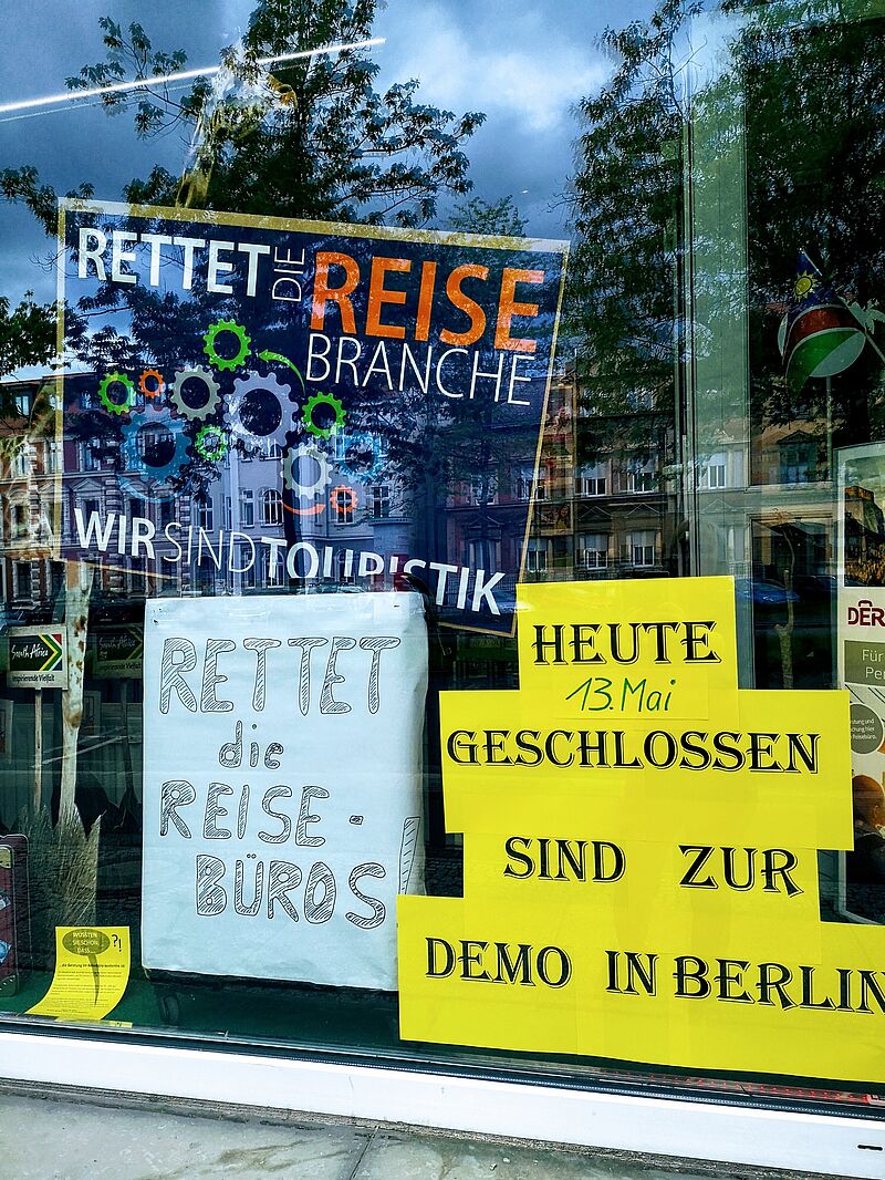 Auch Kerstin Voigt, Inhaberin des Reisebüro Anhalt in Dessau-Roßlau, hat ihre Agentur zugesperrt und demonstriert heute in Berlin