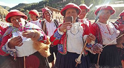 Auf der Peru-Reise lernt der Responsible Travel Ambassador nachhaltige Projekte, wie die Weberinnen-Kooperative im Heiligen Tal kennen