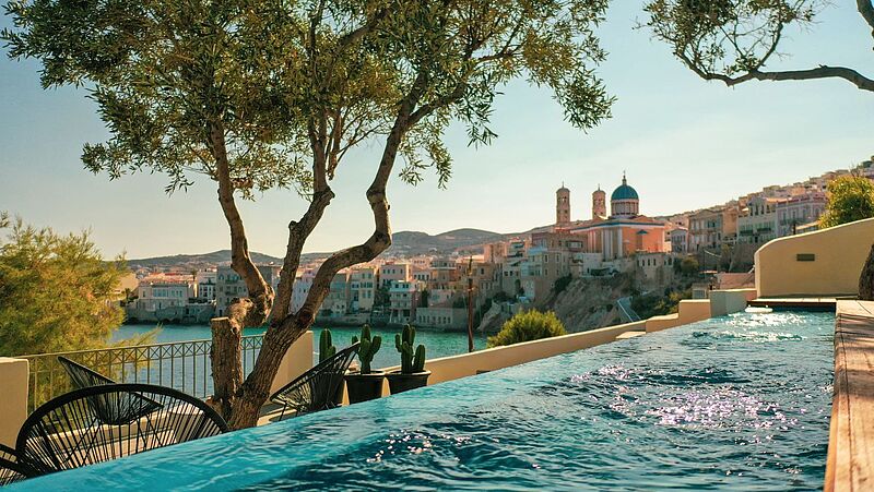 Das Romantik Suites Pafsilipon bietet einen Infinitypool mit Meerblick. Foto: Romantik Hotels & Restaurants