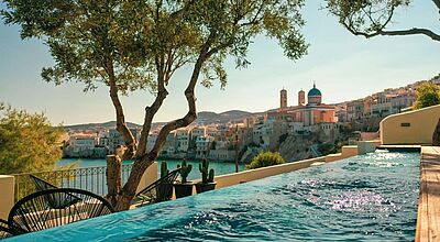 Das Romantik Suites Pafsilipon bietet einen Infinitypool mit Meerblick. Foto: Romantik Hotels & Restaurants Das Romantik Suites Pafsilipon bietet einen Infinitypool mit Meerblick. Foto: Romantik Hotels & Restaurants