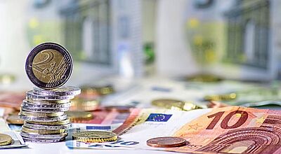 Gedeckelte Provisionen können die Margen von Reisebüros deutlich beeinträchtigen und sind sehr intransparent Geldscheine, Münzgeld