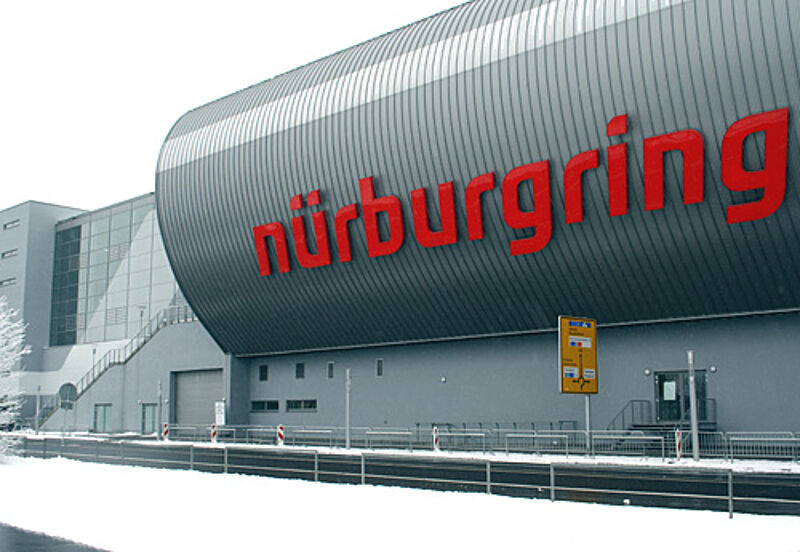 In Rheinland-Pfalz politisch brisant, touristisch aber hochinteressant: das neue Erlebniszentrum am Nürburgring in der Eifel
