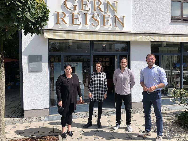 Hubert Kluske (rechts) mit dem Team vom Reisebüro „Gern Reisen“