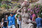 Im Tal von Guayadeque mit einer Guanchenfigur, wie die Ureinwohner von Gran Canaria heißen