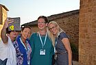 Erste Selfies in Castelfalfi: Im grünen Kleid Sandra Jacobs vom TUI Reisecenter in Kevelaer, Gründerin der Facebook-Gruppe "Genervte Reisetussis und -typen