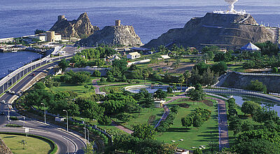 Zwei portugiesische Festungstürme bewachen den Hafen von Muscat.