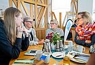 Mirja Beel, Juliana Kokorsky, Gabriele Möhlenkamp und Ute Pont (von links nach rechts) informieren sich bei Brunch & Meet über Neuigkeiten bei Leitveranstalter TUI