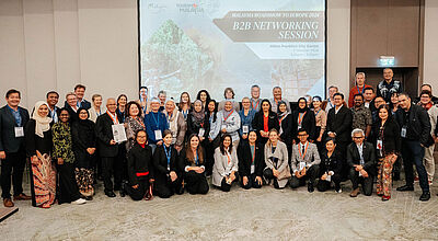 Gruppe von Menschen vor Leinwand Malaysia