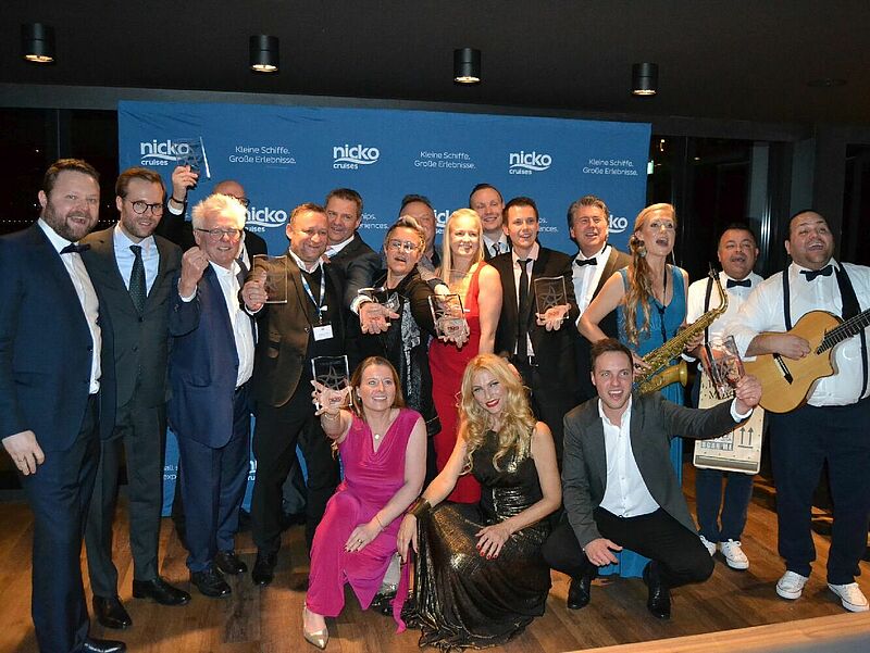 Jubelnde Top-Vertriebspartner in schweren Zeiten: die Gewinner der Nicko Stars Awards 2020/2021. Foto: ck