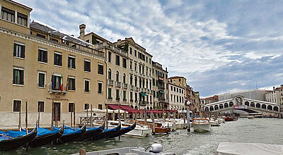 Das H10 Palazzo Canova liegt direkt am Canal Grande in Venedig