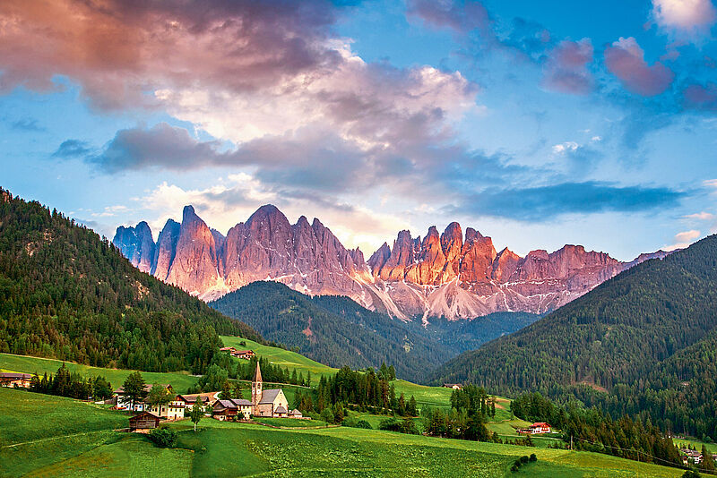 Insbesondere die Autoreiseziele im Norden Italiens wie Südtirol – im Bild Santa Magdalena – werden wohl auch 2022 stark nachgefragt sein. Foto: Remedios / istockphoto