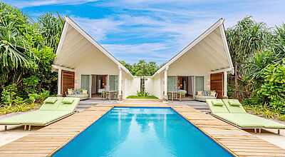 Eine der zwei Bedroom Beachvillen mit Pool im neuen Raaya by Atmosphere