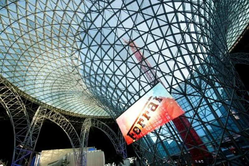 Viel Stahl und Glas erwartet die Besucher der Ferrari World in Abu Dhabi