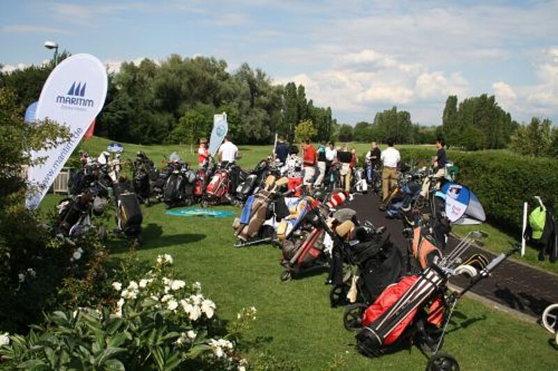Rund 70 Teilnehmer gingen zum Auftakt des Deutschen Touristiker Golfcups in Wiesbaden an den Start. Foto: mg
