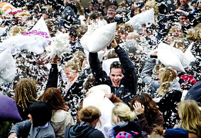 Die oberste Spielregel bei der Kissenschlacht lautet: Bitte nur weich zuschlagen!