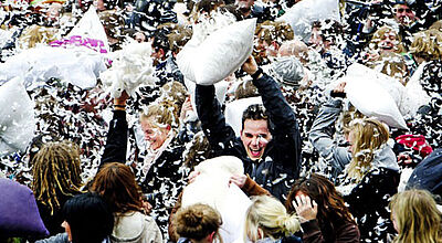 Die oberste Spielregel bei der Kissenschlacht lautet: Bitte nur weich zuschlagen!