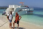Andreas Hanebuth von Explorer Fernreisen mit Matthias Gürtler (touristik aktuell) am Strand von Punta Rucia