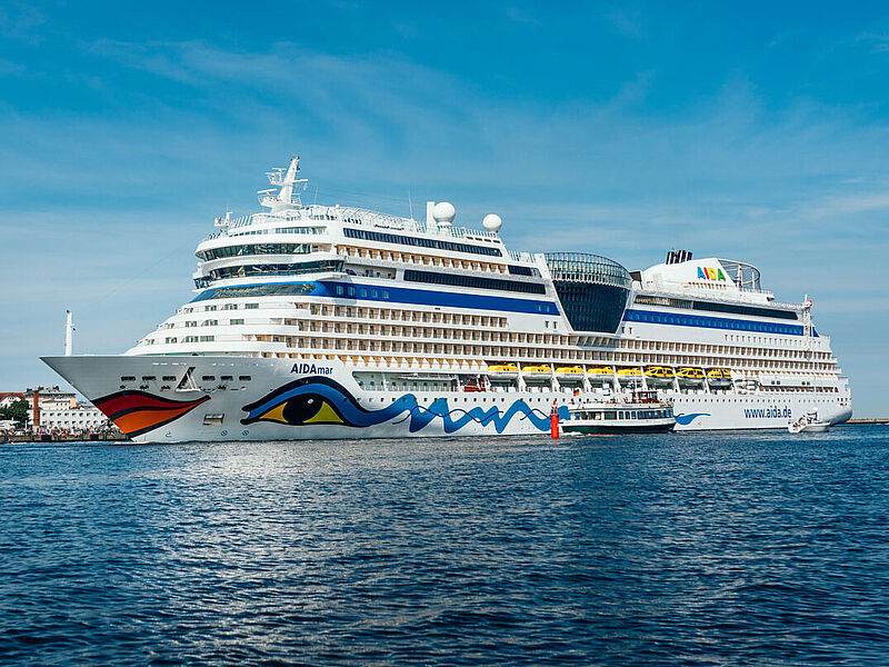 Am vergangenen Wochenende lief die Aida Mar in Rostock-Warnemünde ein, nun dürfte sich der Re-Start verschieben. Foto: AidaAm vergangenen Wochenende lief die Aida Mar in Rostock-Warnemünde ein, nun dürfte sich der Re-Start der Reederei verschieben. Foto: Aida