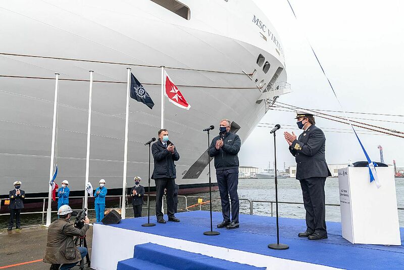 Schiffsübergabe in Saint Nazaire (von links): MSC-Chef Pierfrancesco Vago, Werft-Geschäftsführer Laurent Castaing und Kapitän Massa