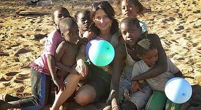 Insgesamt fünf Wochen arbeitet Take-Off-Vertriebsentwicklerin Silke Fischer in dem Waisenhausprojekt in Namibia
