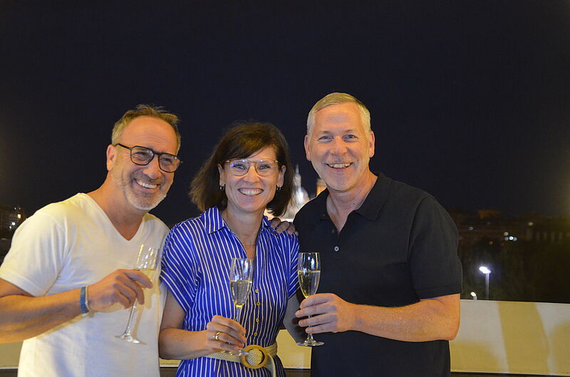 Die Solamento-Manager (v.l.) Thomas Rickert, Michaela Stein-Städter und Udo Lutz mit der nächtlichen Basilika del Pilar im Hintergrund