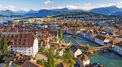 Luftaufnahme von Luzern, im Hintergrund der Vierwaldstättersee und Berge