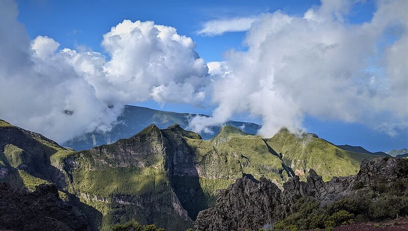 Urlauber, die in Madeiras Bergwelt wandern wollen, müssen bei der Einreise nun keine Einschränkungen mehr beachten