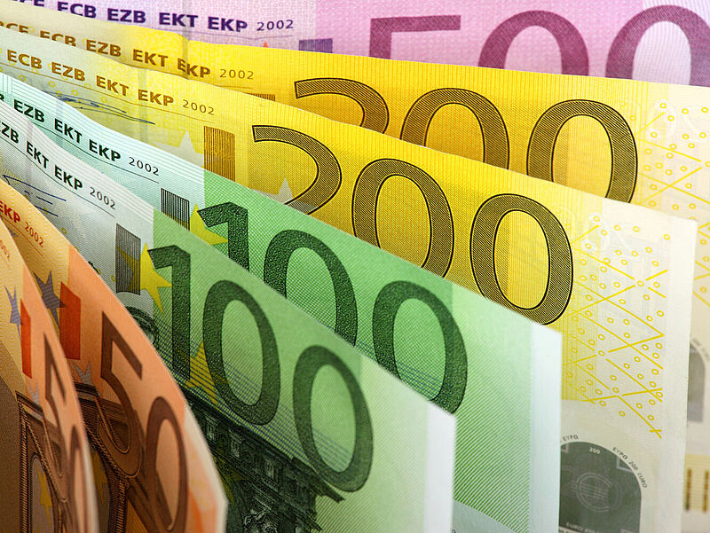 Für die Vermittlung von Kreuzfahrten erhalten Reisebüros weiterhin eine stabile Vergütung. Foto: Wibofoto/iStock Aufgefächerte bunte Geldscheine mit Werten von 50 bis 200 Euro.