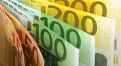 Aufgefächerte bunte Geldscheine mit Werten von 50 bis 200 Euro.