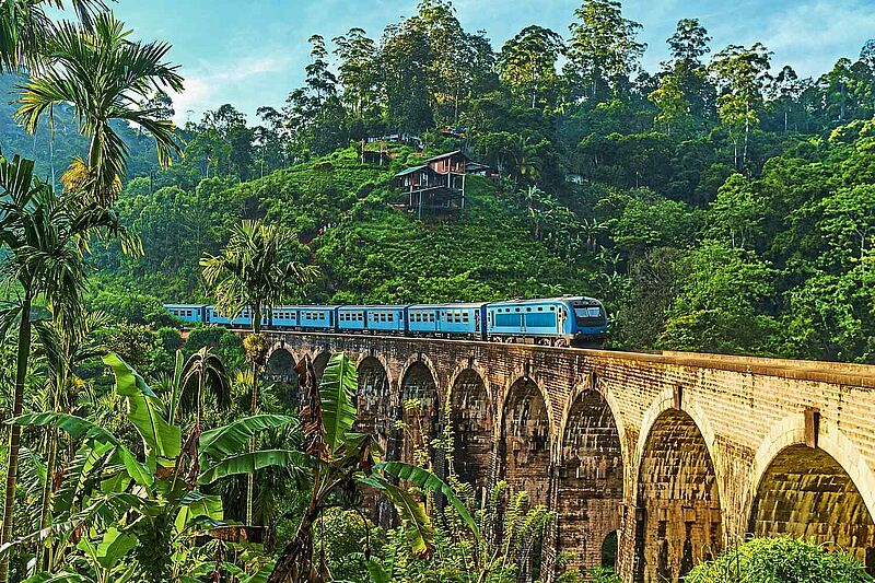 Nachhaltig auf Entdeckungstour: Mit der Bahn durch Sri Lanka. Foto: Bulent Ince / istockphoto