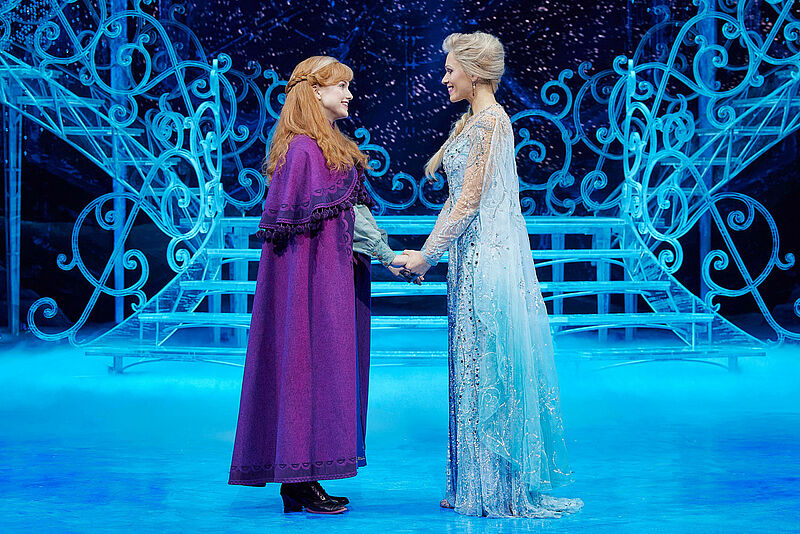 Anna und Elsa sind ab sofort in ihrer Welt aus Eis im Hamburger Stage Theater an der Elbe zu sehen